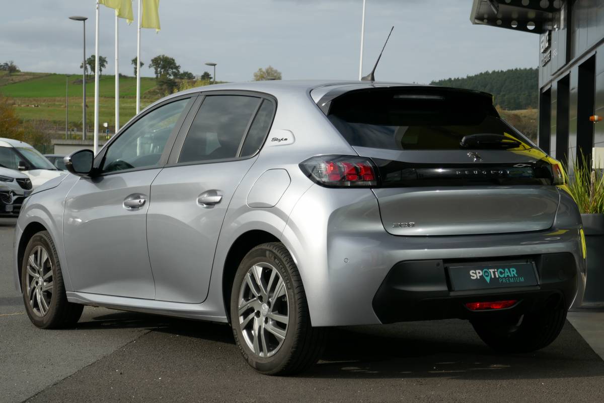 Peugeot 208 (2)