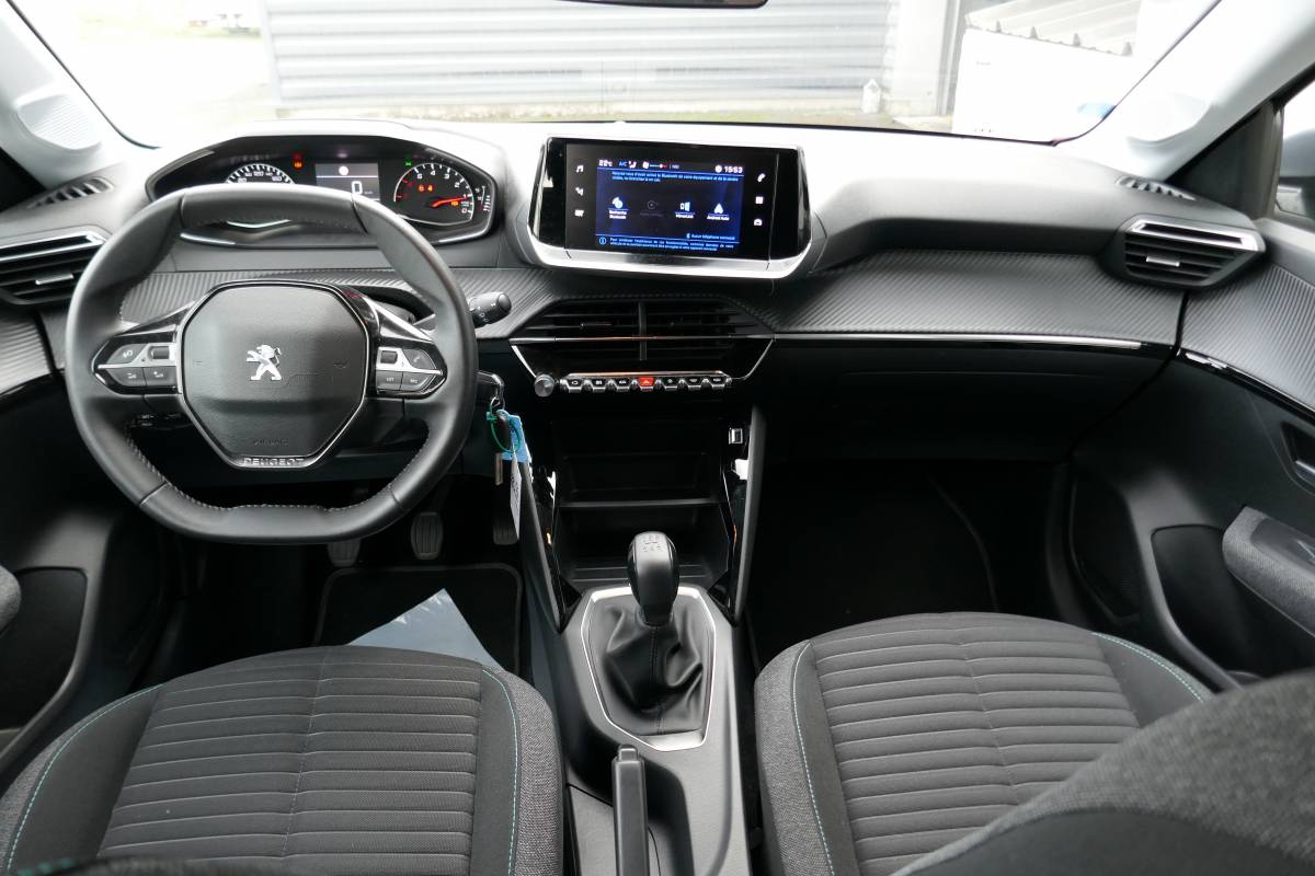 Peugeot 208 (2)