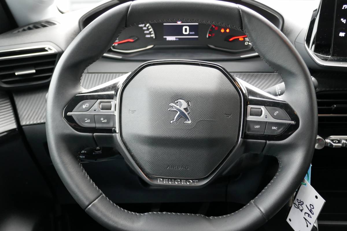 Peugeot 208 (2)