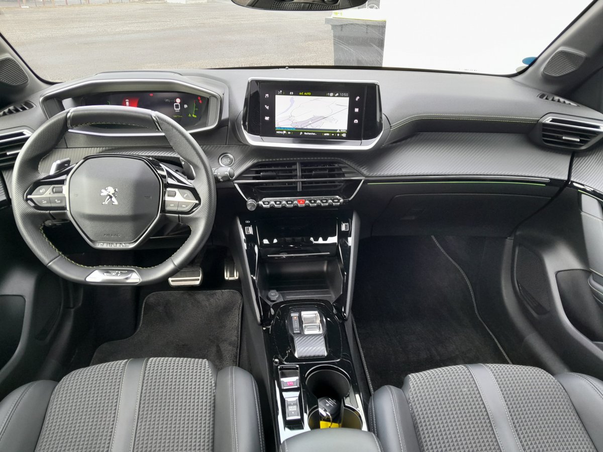 Peugeot 208 (2)